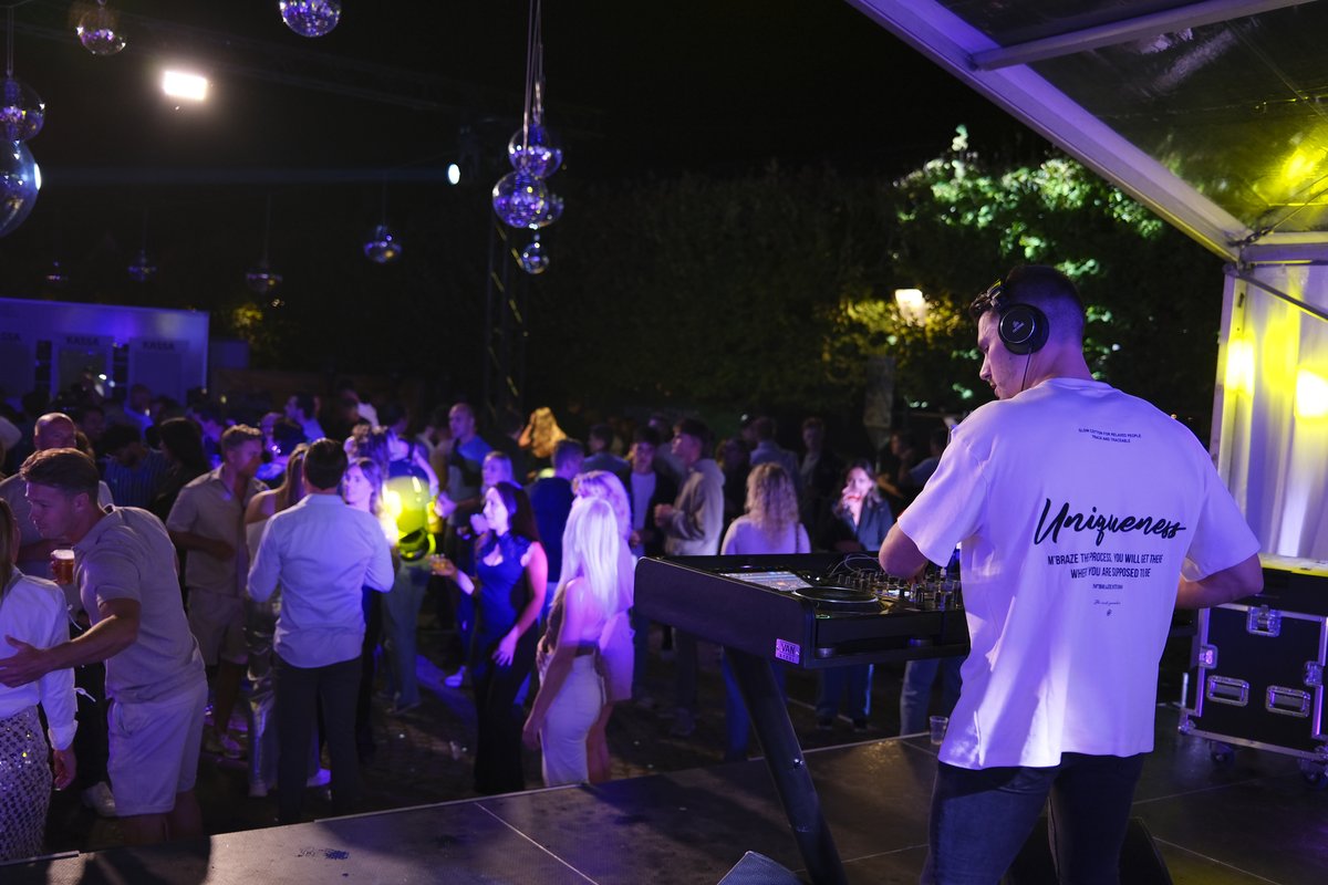 DJ-set bij buitenfeest met disco-ballen