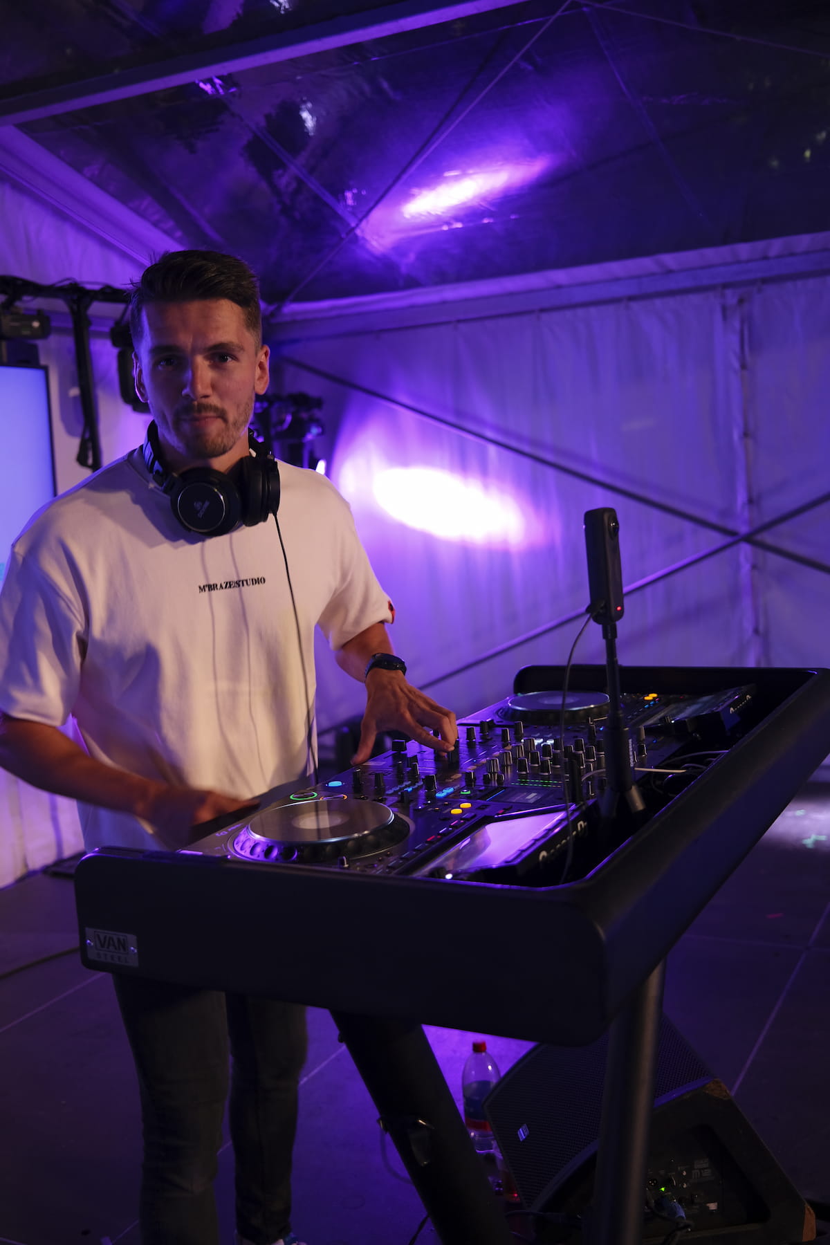 Portretfoto DJ Gluutje achter de draaitafel